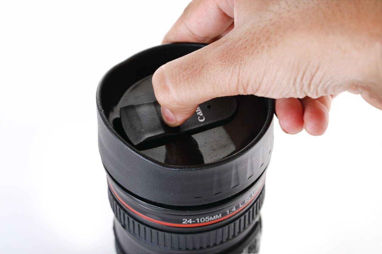 Coffee mug designed as a camera lens, with a secure lid Coffee mug designed as a camera lens, with a secure lid